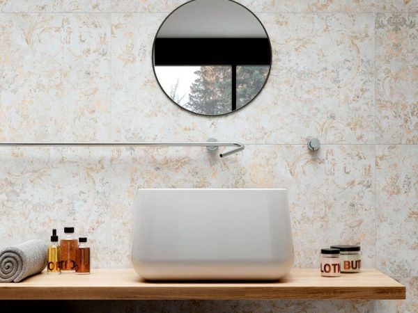 На фото Плитка PICTURA (Naxos Ceramica)