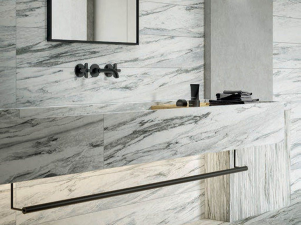 На фото Скайфолл