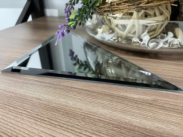 На фото ТРЕУГОЛЬНАЯ ЗЕРКАЛЬНАЯ ПЛИТКА С ФАЦЕТОМ