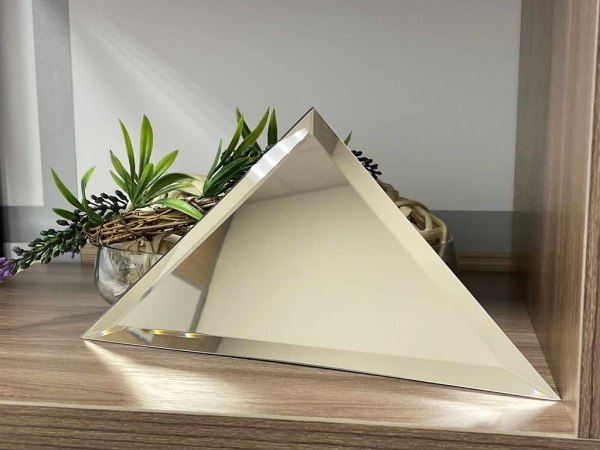 На фото ТРЕУГОЛЬНАЯ ЗЕРКАЛЬНАЯ ПЛИТКА С ФАЦЕТОМ