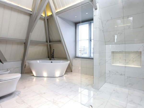 На фото Плитка MARMOL CARRARA (Porcelanosa)