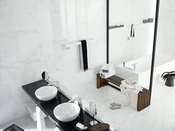 На фото Плитка MARMOL CARRARA (Porcelanosa)