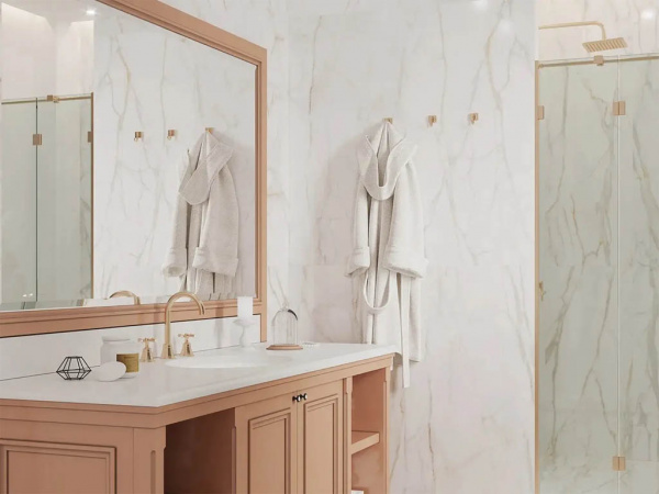 На фото Supreme