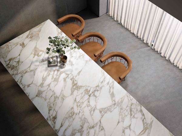 На фото Плитка CARTIER