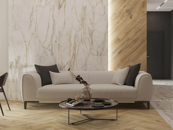 На фото Supreme