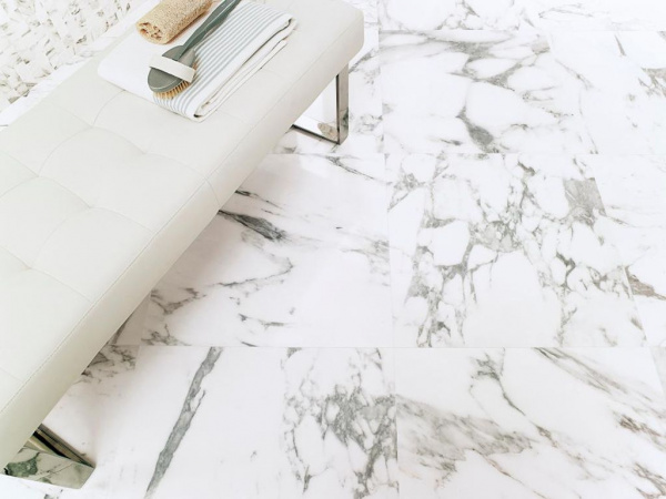 На фото Плитка CALACATA (Porcelanosa)