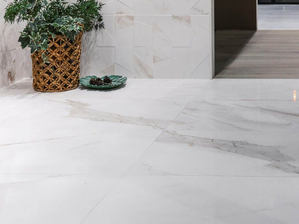 На фото Плитка CALACATTA GOLD (Azteca)