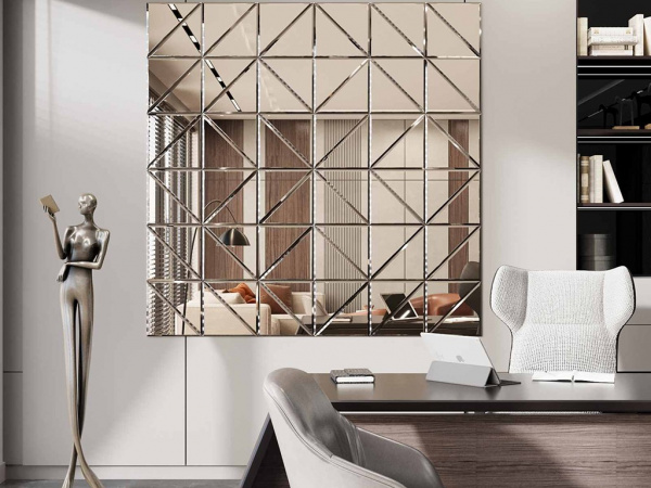 На фото ТРЕУГОЛЬНАЯ ЗЕРКАЛЬНАЯ ПЛИТКА С ФАЦЕТОМ