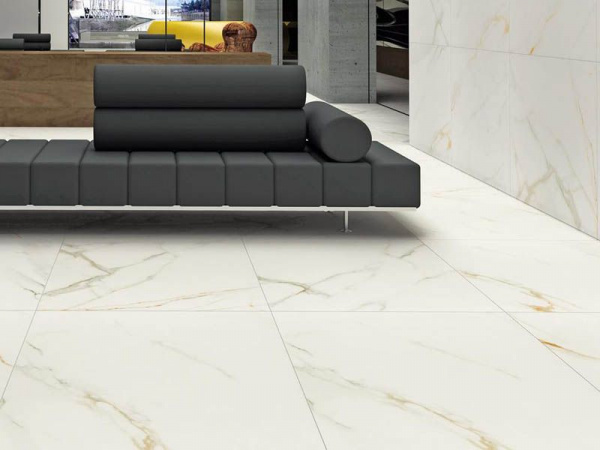 На фото Керамогранит ROYAL CALACATTA (Kutahya)