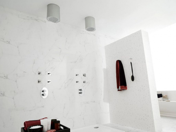 На фото Плитка MARMOL CARRARA (Porcelanosa)